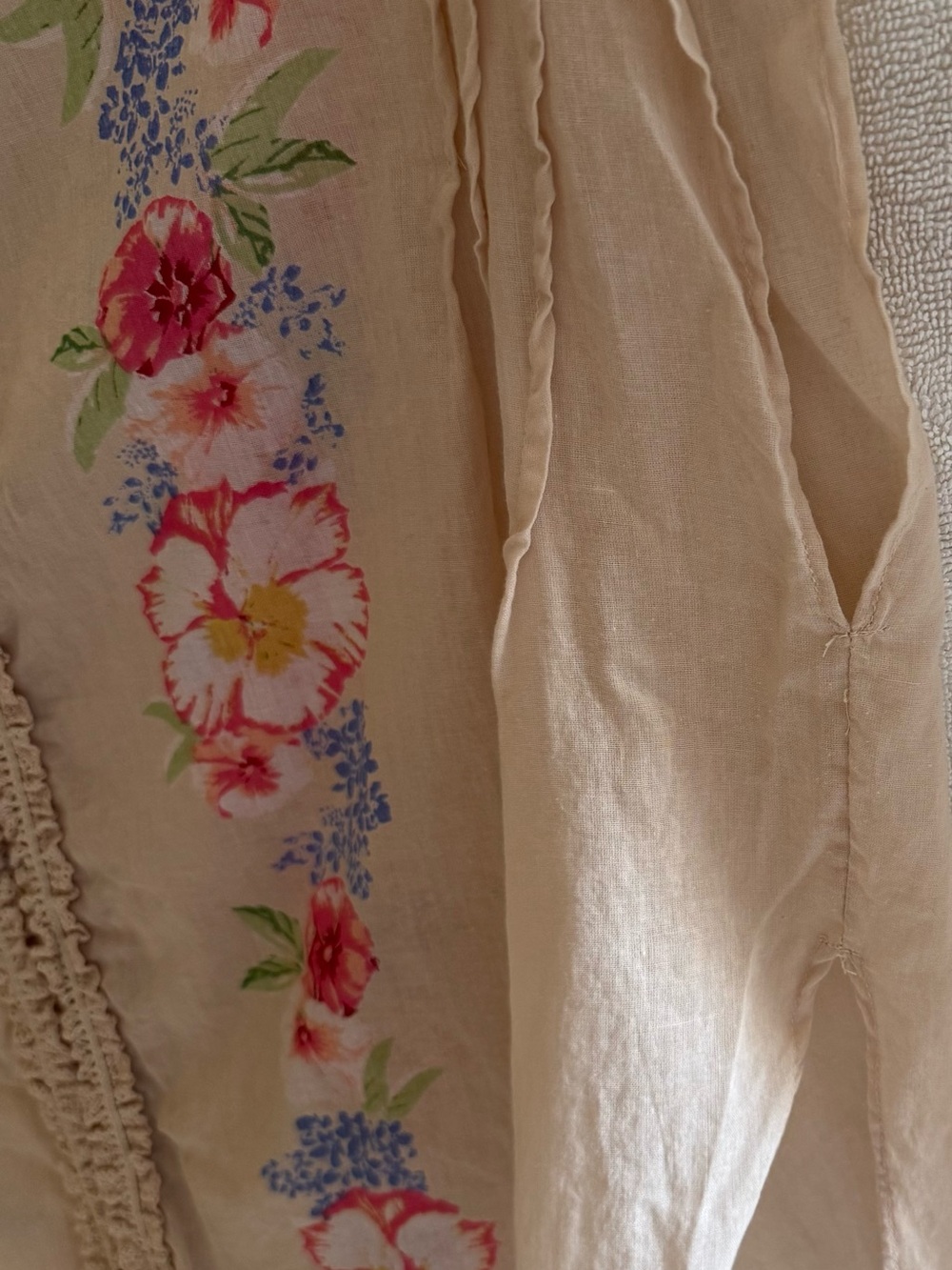 FREE PEOPLE lightweight Summer top with floral embroidery. This one is special! - Picture 5 of 9